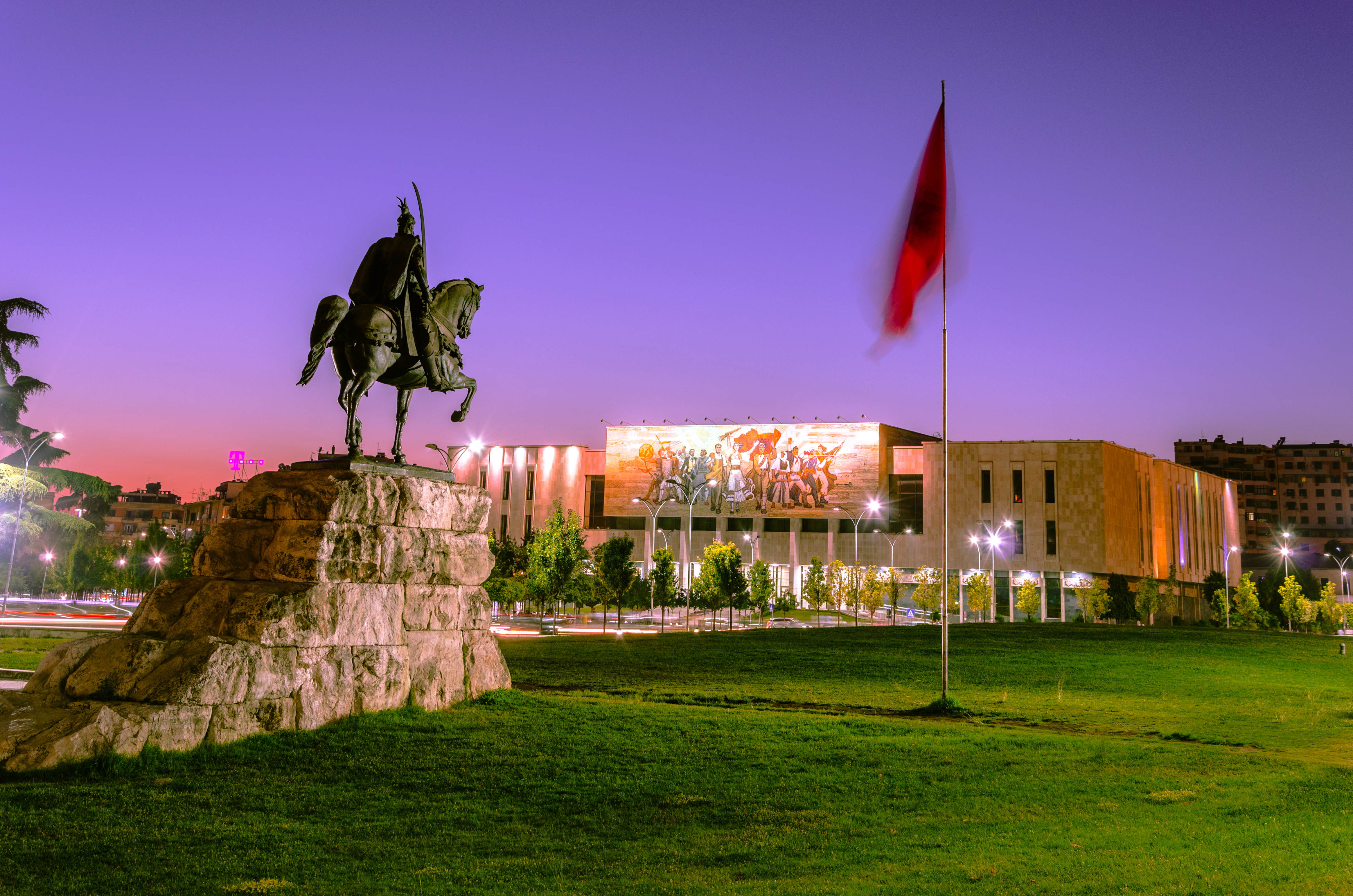 Albánsko Tirana jazdecká socha 