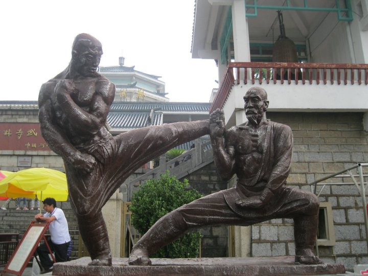 Kung fu socha pred Shaolinskym chramom