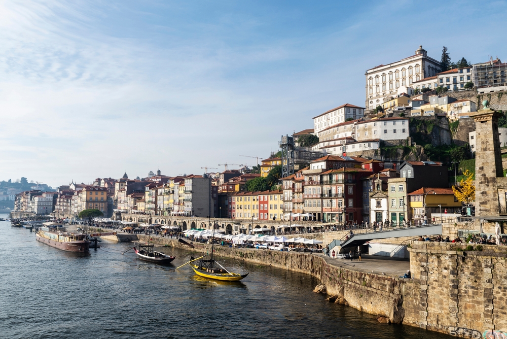 Porto – historická štvrť Ribeira na brehu rieky Douro s tradičnými farebnými domami a loďami
