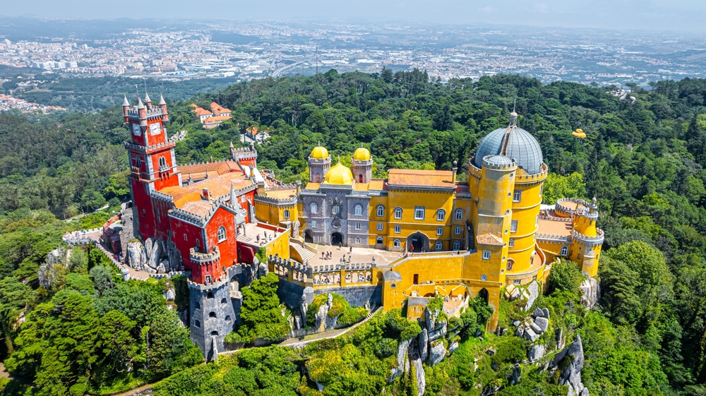 Farebný Palác Pena v Sintre, ikonický romantický zámok obklopený lesmi pohoria Sintra v Portugalsku