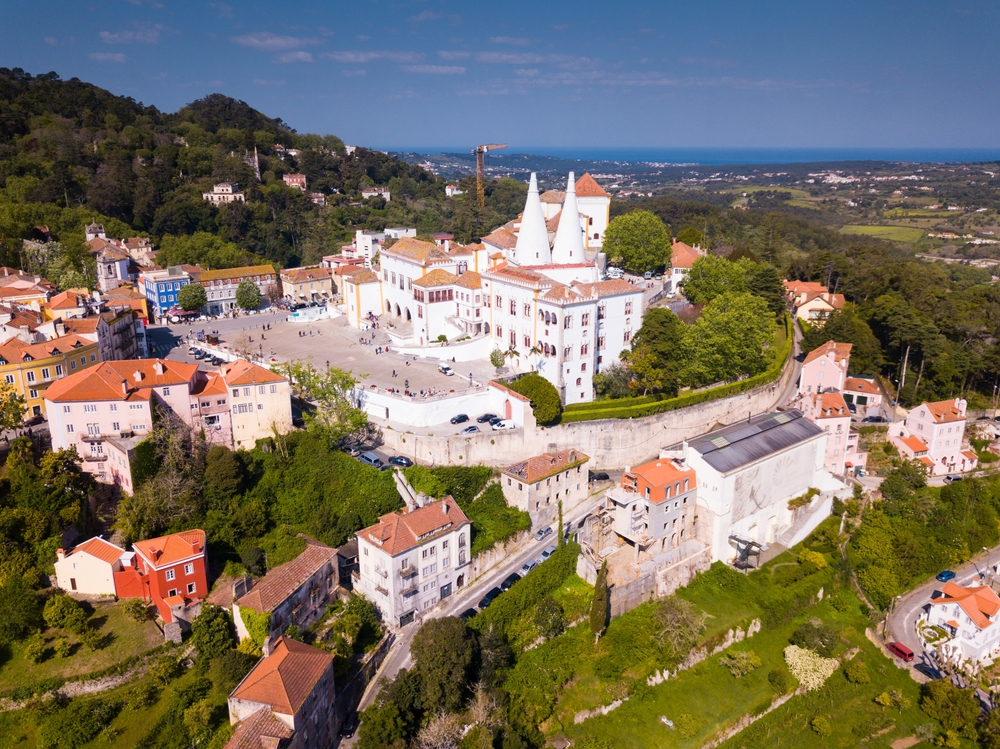 Panoramatický pohľad na historické centrum Sintry a Národný palác Sintra obklopený zelenou krajinou, Portugalsko