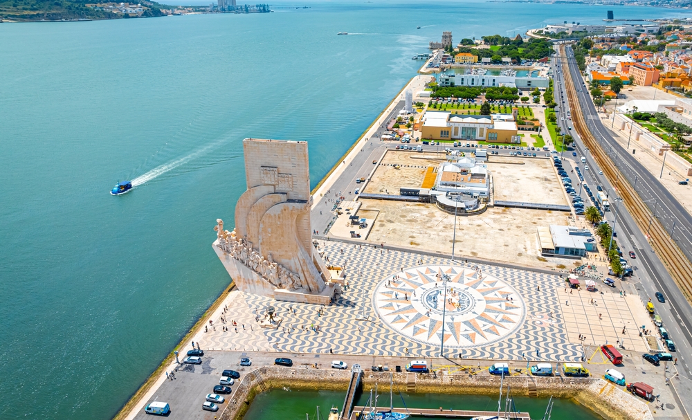 Pamätník objaviteľov Padrão dos Descobrimentos na nábreží rieky Tejo v štvrti Belém v Lisabone, Portugalsko