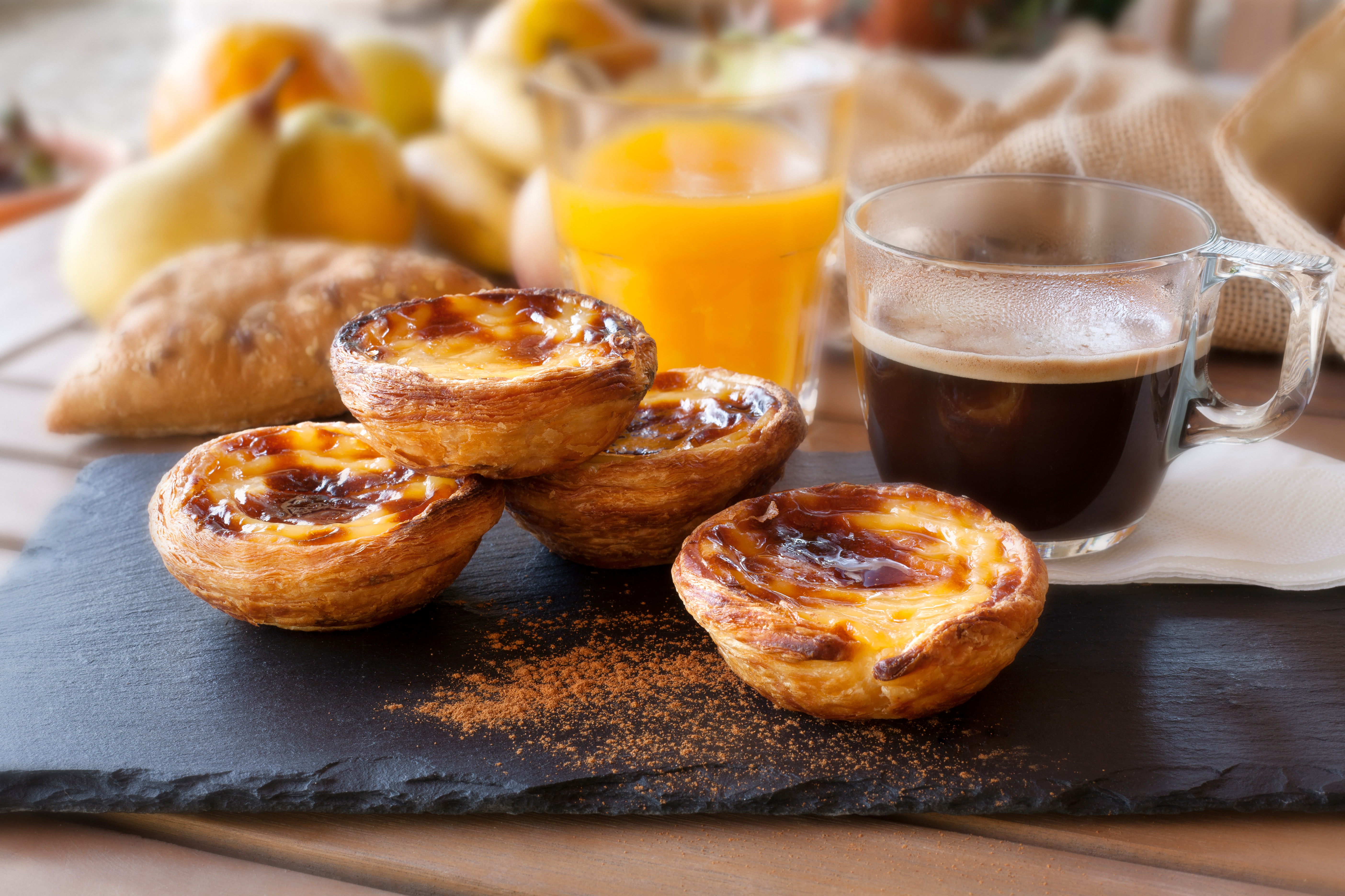 Tradičné portugalské koláčiky Pastéis de Belém s pudingovým krémom podávané s kávou v Lisabone, Portugalsko