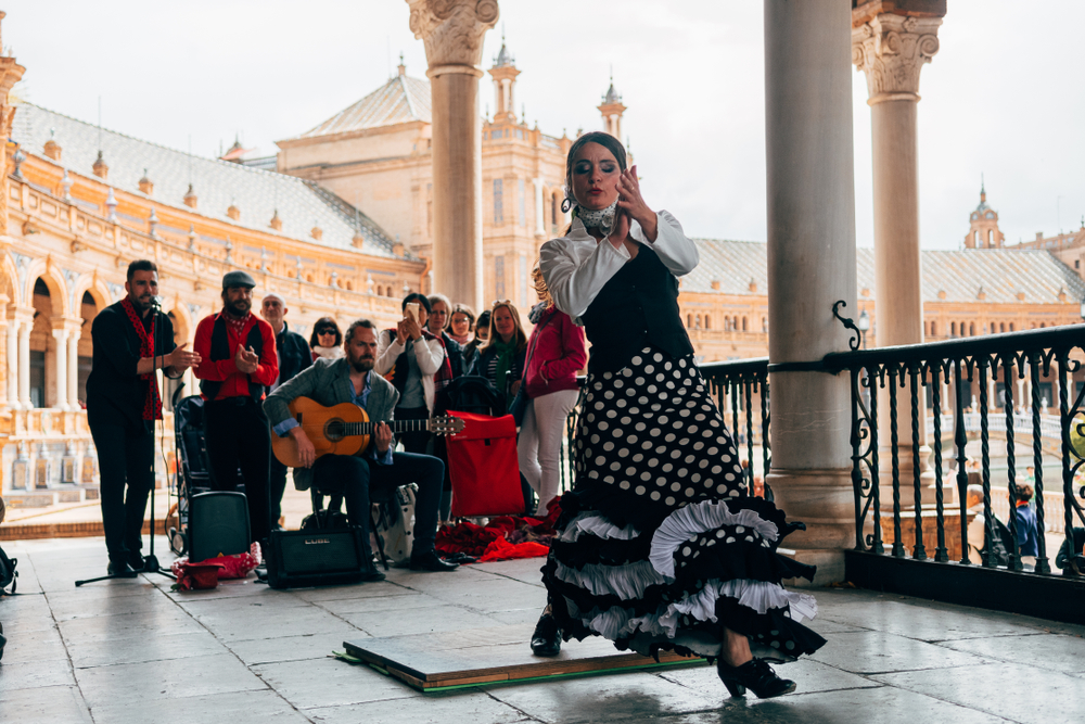 Tanečnica tradičného andalúzskeho flamenca počas vystúpenia na Plaza de España v Seville, Španielsko