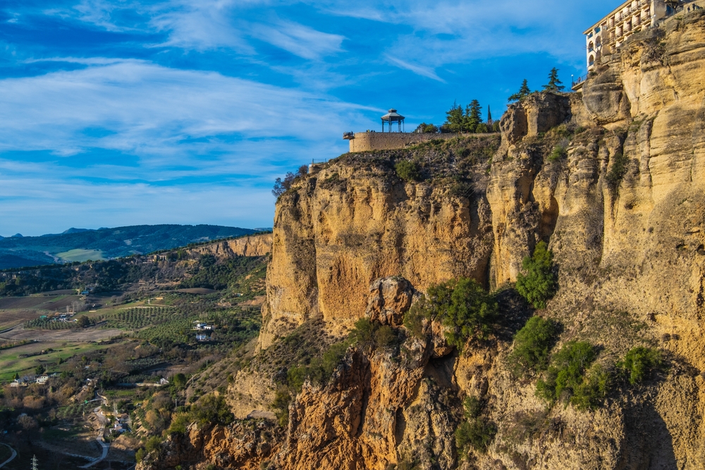 Monumentálne skalné útesy mesta Ronda nad hlbokou roklinou El Tajo v Andalúzii, Španielsko