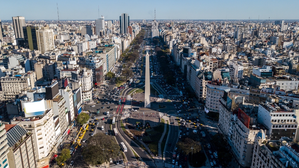 Obelisk na Avenida 9 de Julio s panorámou centra Buenos Aires, hlavného mesta Argentíny