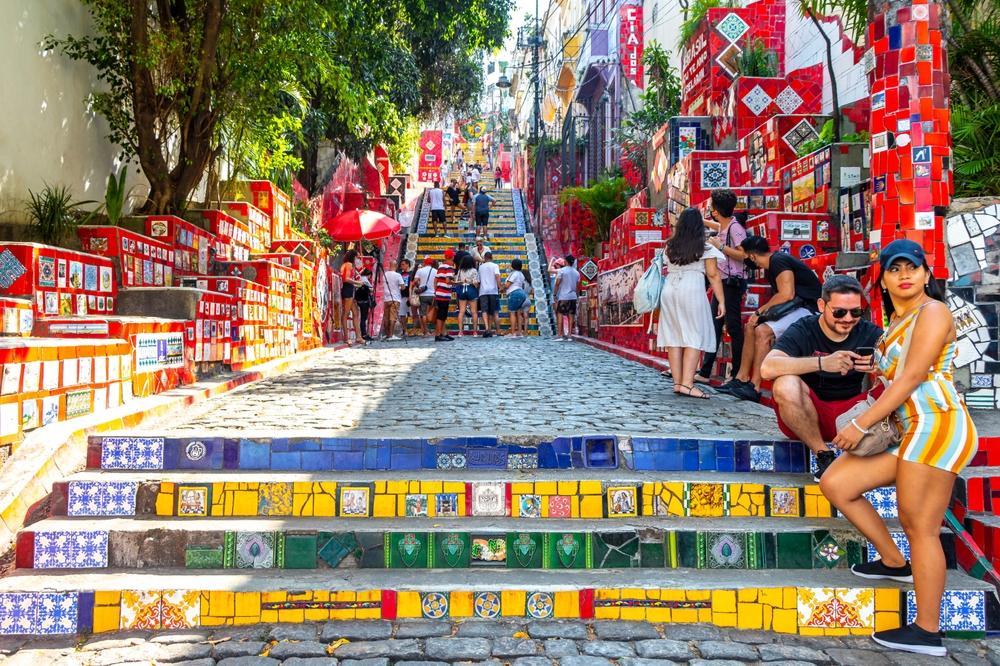 Farebné schody Escadaria Selarón v Rio de Janeiro zdobené keramickými dlaždicami z celého sveta