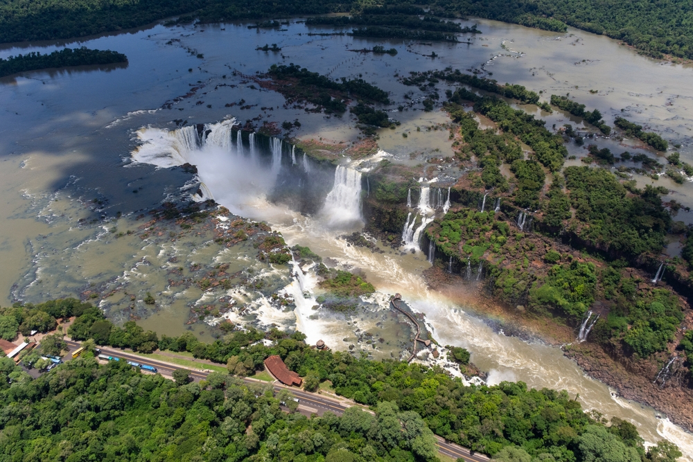 Letecký pohľad na vodopády Iguazú obklopené tropickým pralesom na hranici Brazílie a Argentíny