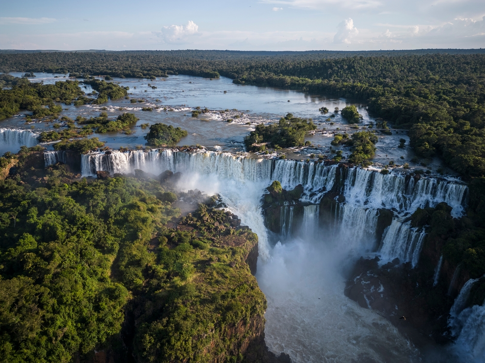 Vodopády Iguazú na hranici Brazílie a Argentíny obklopené tropickým pralesom, jeden z najväčších prírodných divov Južnej Ameriky