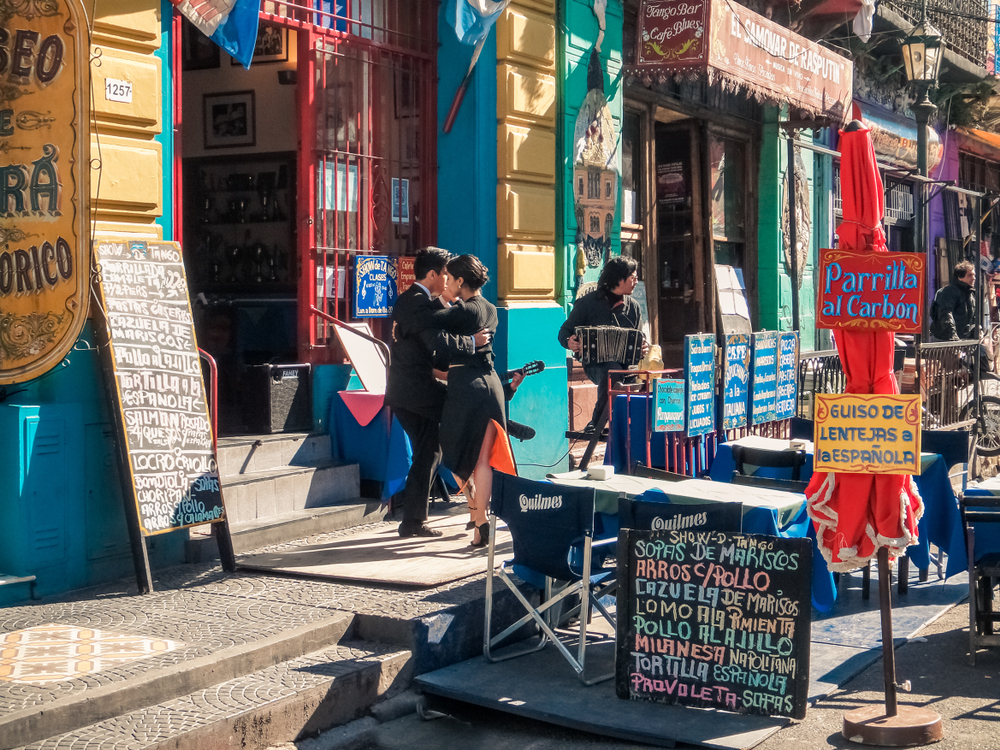 Tanečníci argentínskeho tanga v uliciach Buenos Aires s typickou farebnou atmosférou mesta