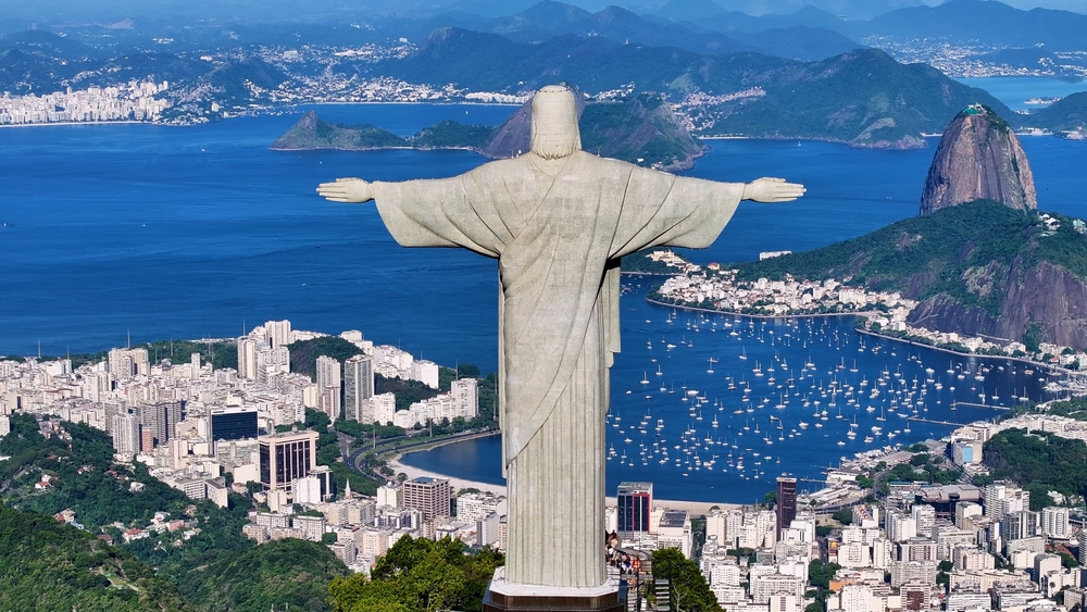 Kristus Spasiteľ Cristo Redentor na vrchu Corcovado s panorámou Rio de Janeiro v Brazílii