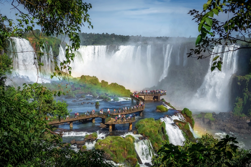 Brazílska strana vodopádov Iguazú s panoramatickým výhľadom na mohutné kaskády obklopené tropickým pralesom