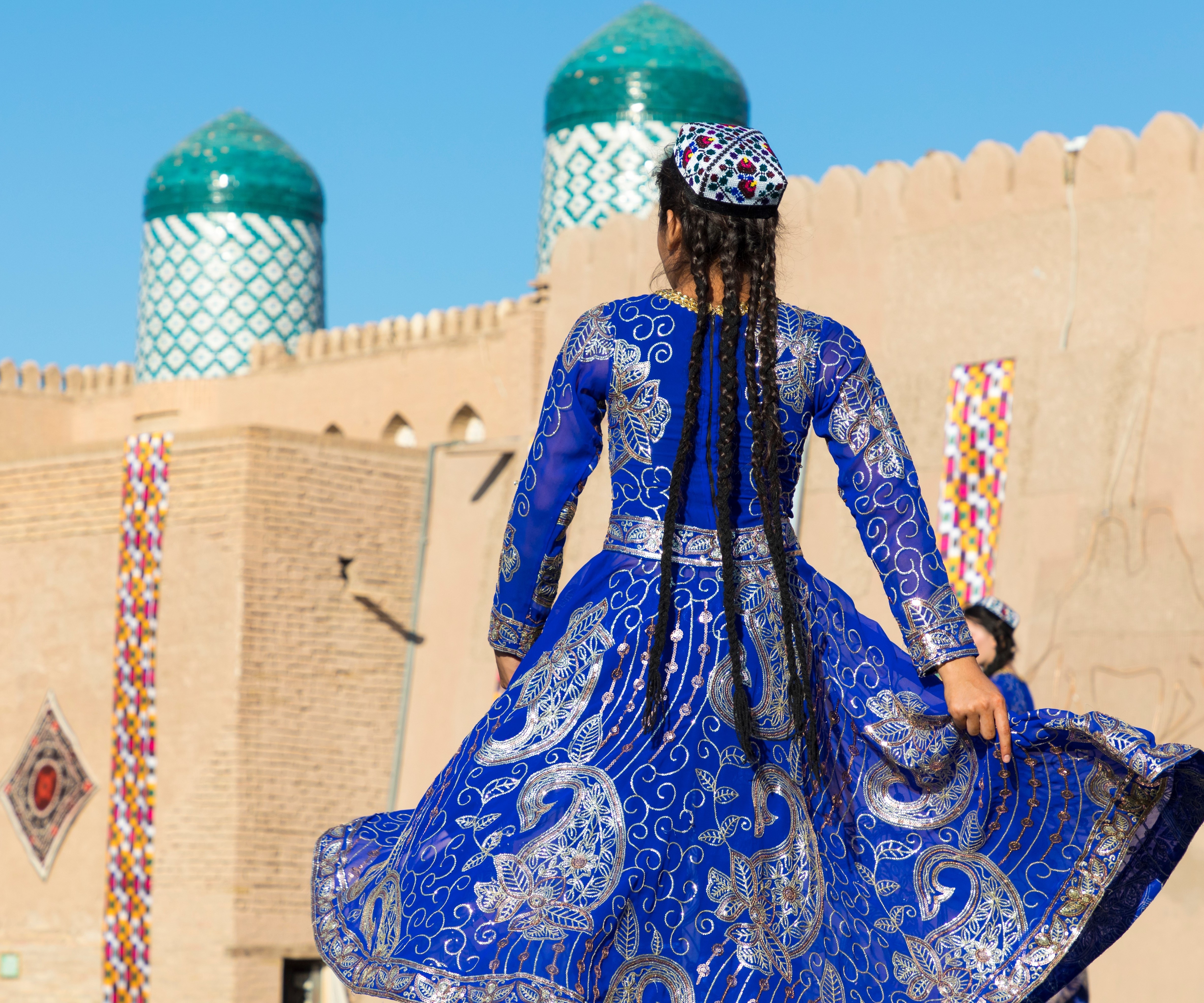 Uzbekistan – tradičný kroj v historickej Chive