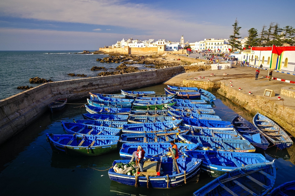Tradičné modré rybárske lode v prístave Essaouira na pobreží Atlantického oceánu